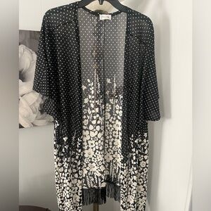 Siren Lily Women's Black and White Kimono Shawl with Fringed Bottom. Sz 1X